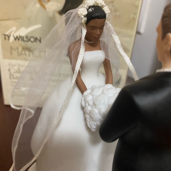 🆕 NIB CAKE TOPPER BRIDE & GROOM W/ FLOWERS & BASE - Picture 2 of 6